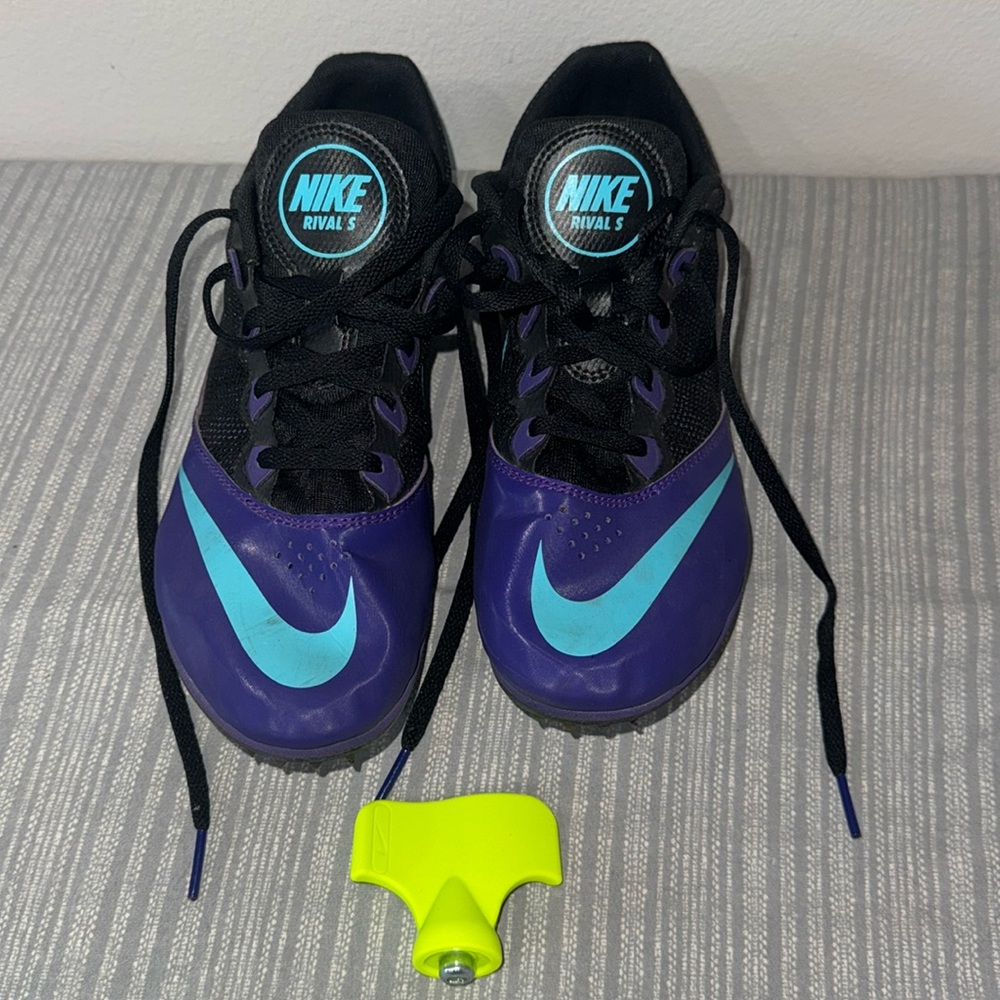 Nike Ruval S Cleats size 9.5 Girls